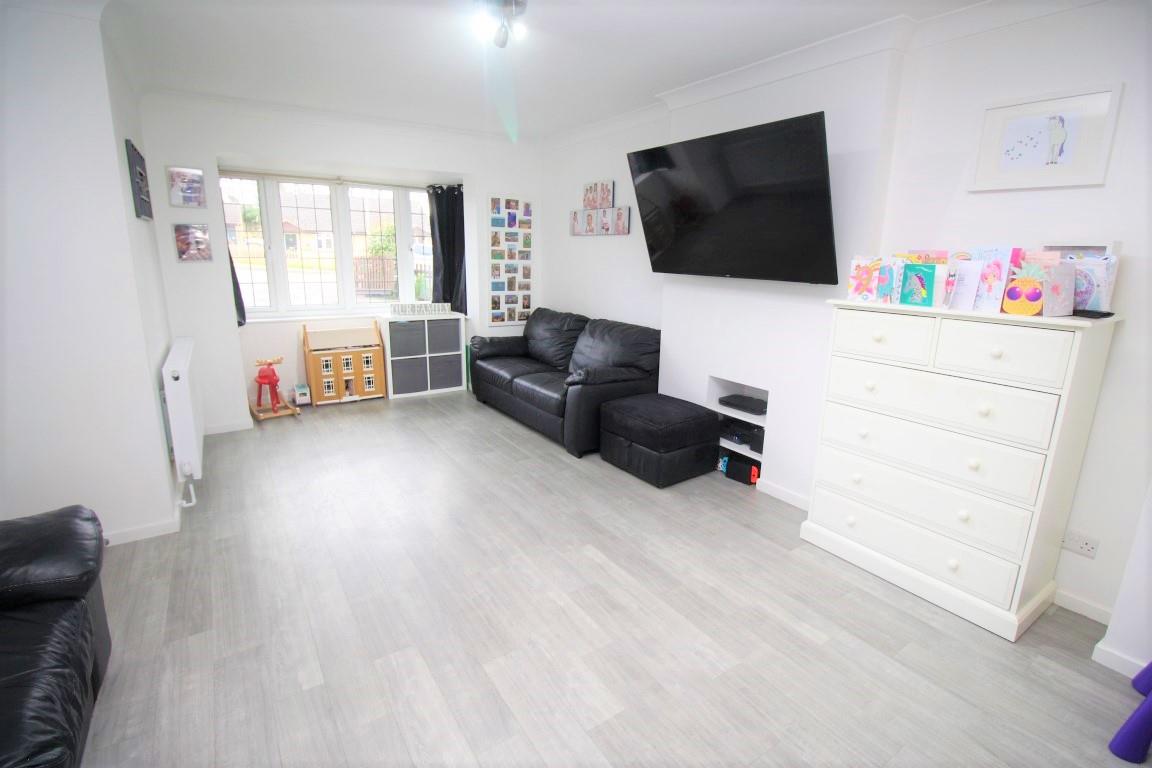 5 bed property in Kernham Drive, Reading